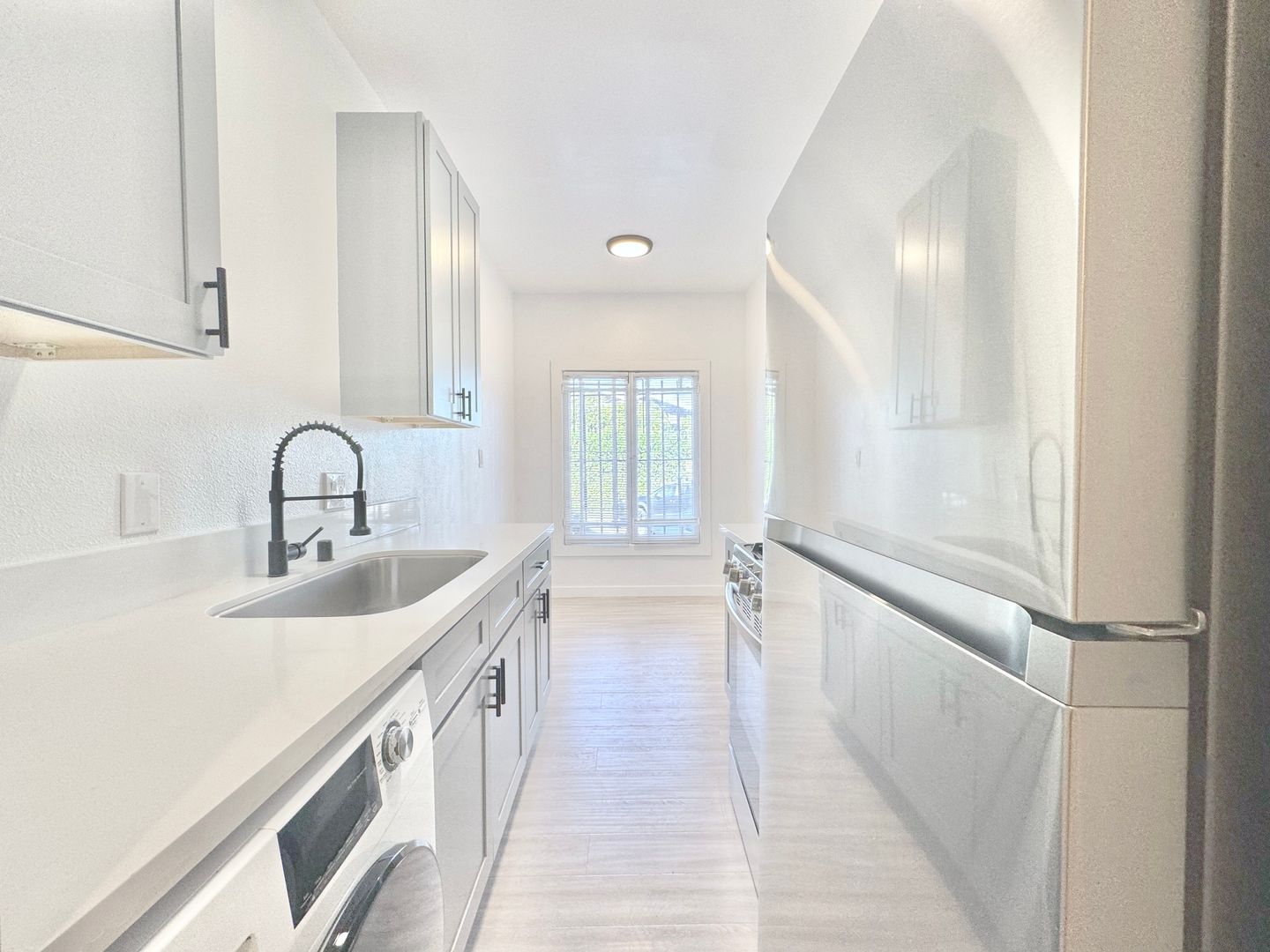 Los Angeles Apartment: 1922 Montrose Street