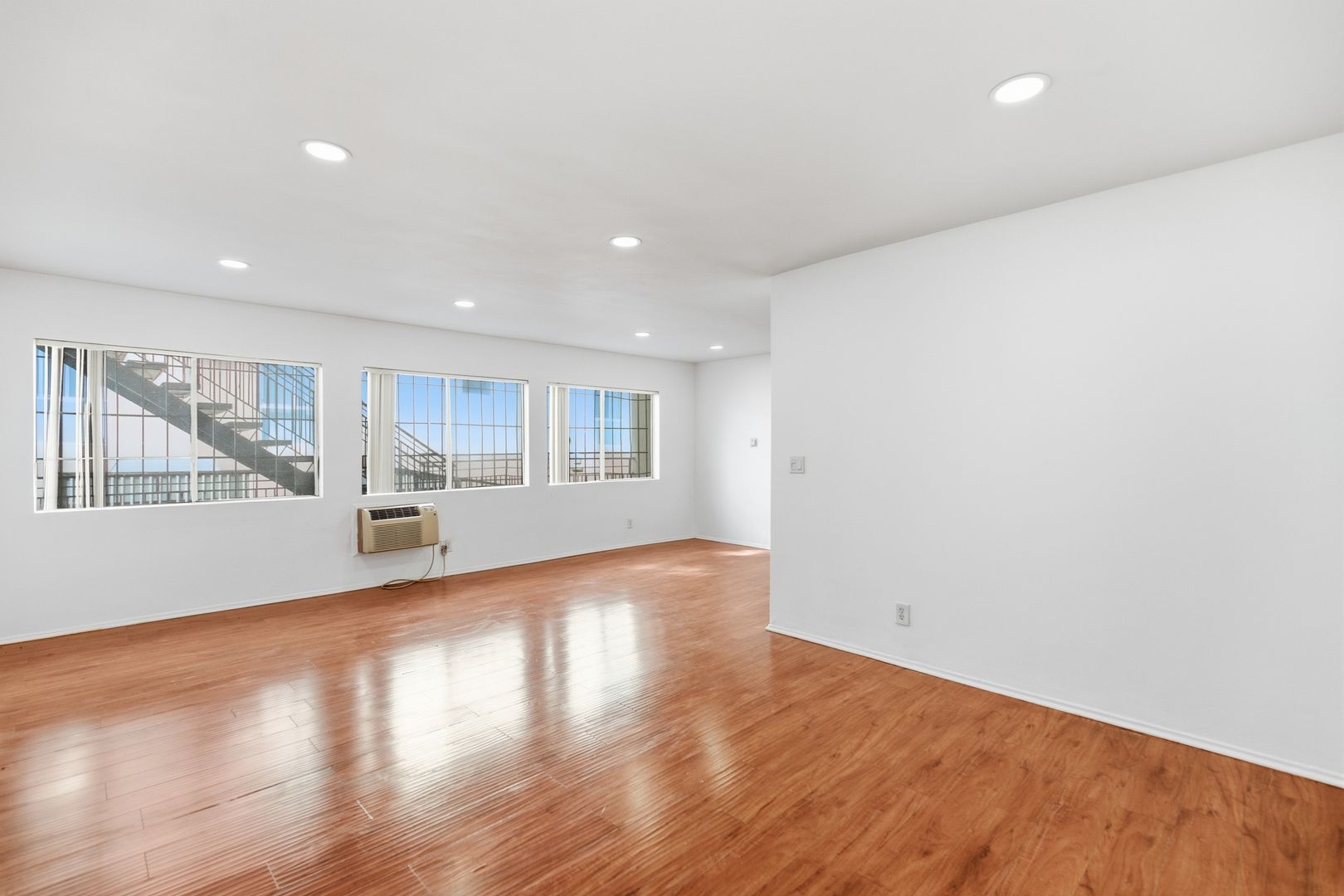 Los Angeles Apartment: 956 Elden Ave