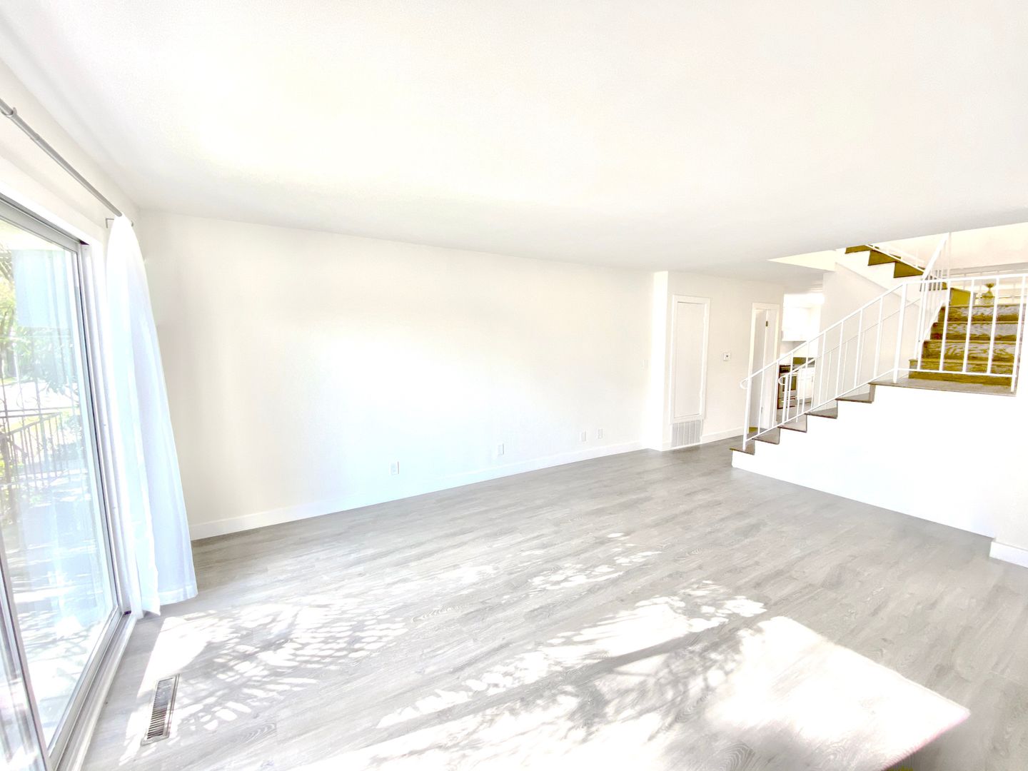 Los Angeles Apartment: 10745 La Grange Avenue