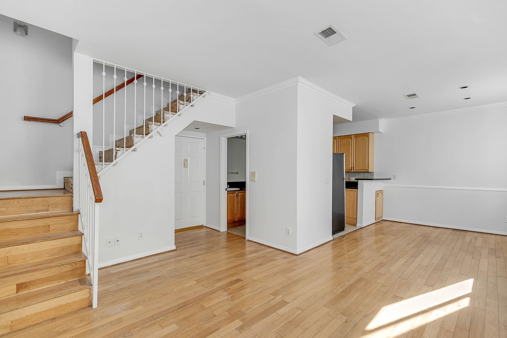 Los Angeles Apartment: 4034 Redwood Ave