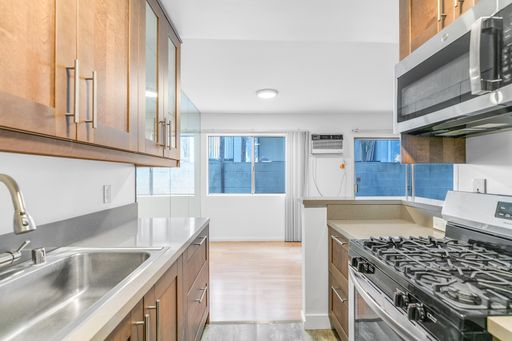 Newly remodeled spacious 1 Bedroom + 1 Bath + Parking – photo 1