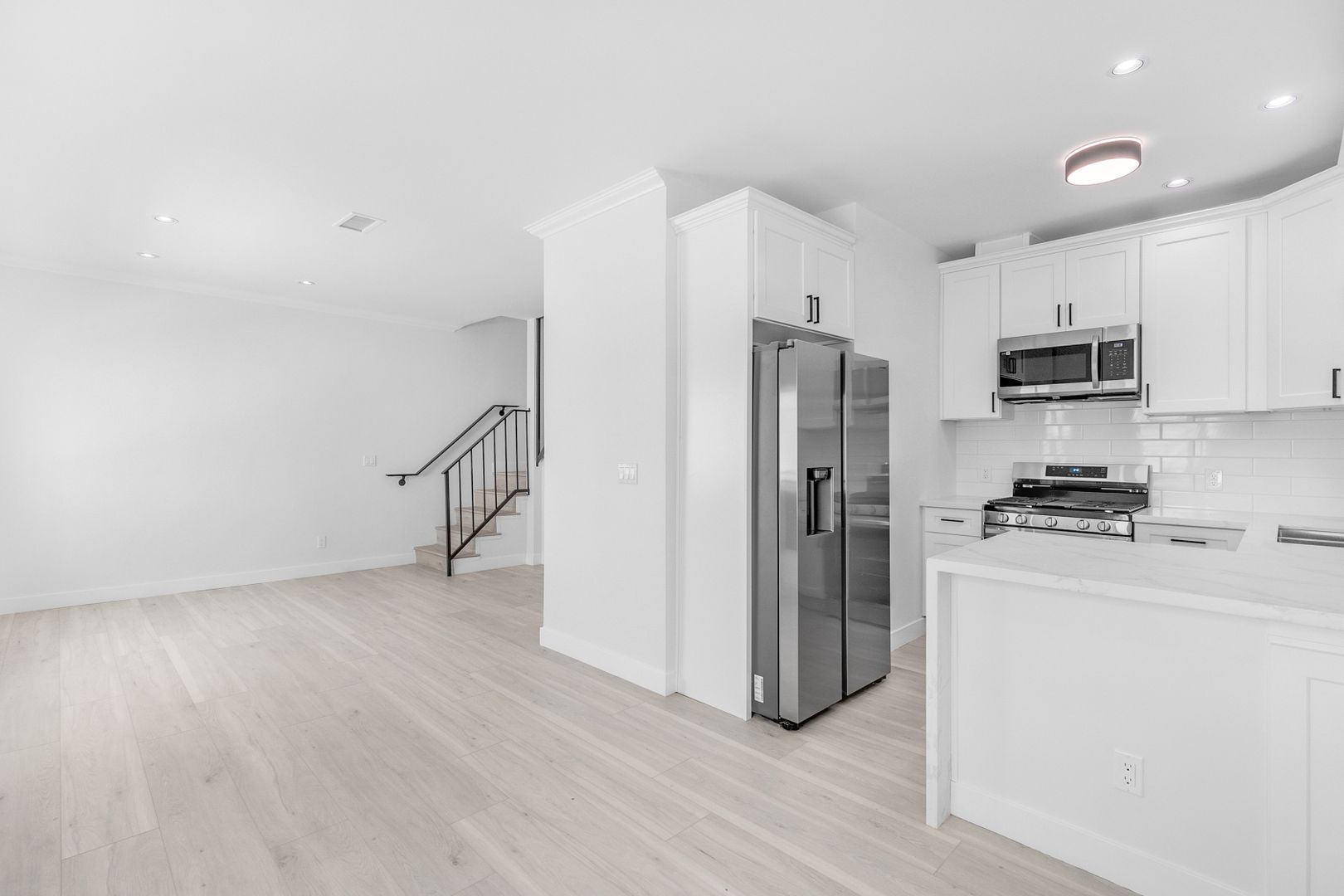 Los Angeles Apartment: 4034 Redwood Ave