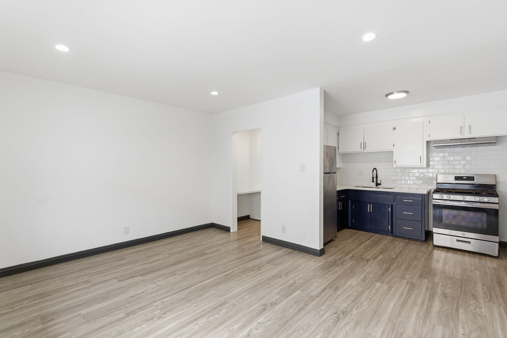 Los Angeles Apartment: 2301 S. Ridgeley Drive