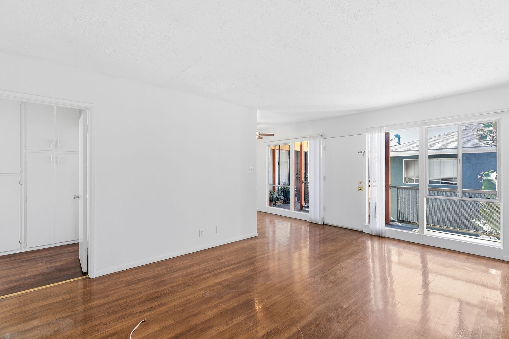 Long Beach Apartment: 266 E 25th Street