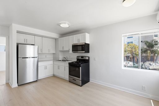 Beautiful newly remodeled modern spacious 2 Bedroom + 1 Bath – photo 1