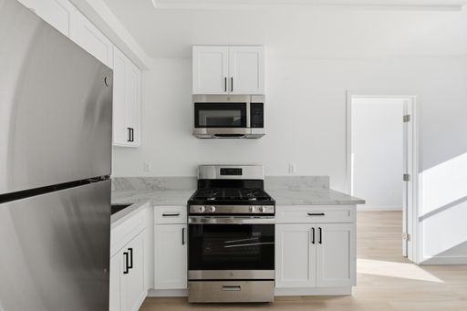 Beautiful newly remodeled modern spacious 2 Bedroom + 2 Bath – photo 1