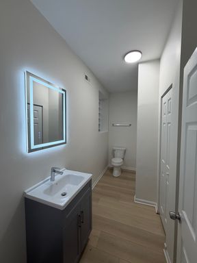 Completely Renovated 1 Bedroom with Hardwood Floors & Stainless Steel Kitchen – photo 1