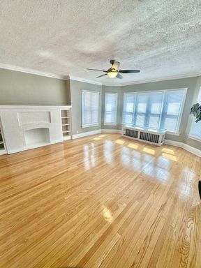 Spacious 2 Bedroom with Updated Kitchen, Hardwood Floors & Bay Windows – photo 1