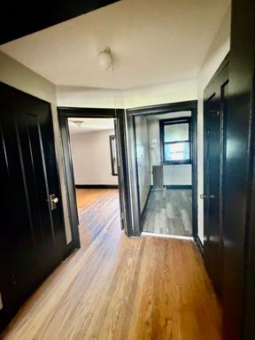 Updated 1 Bedroom with Hardwood Floors & Spacious Eat-In Kitchen – photo 1