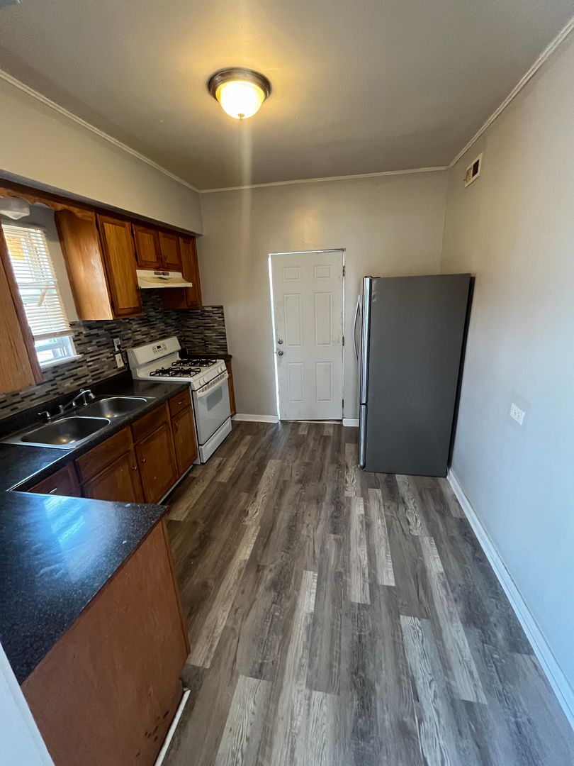 chicago Apartment: 10934 s Vernon