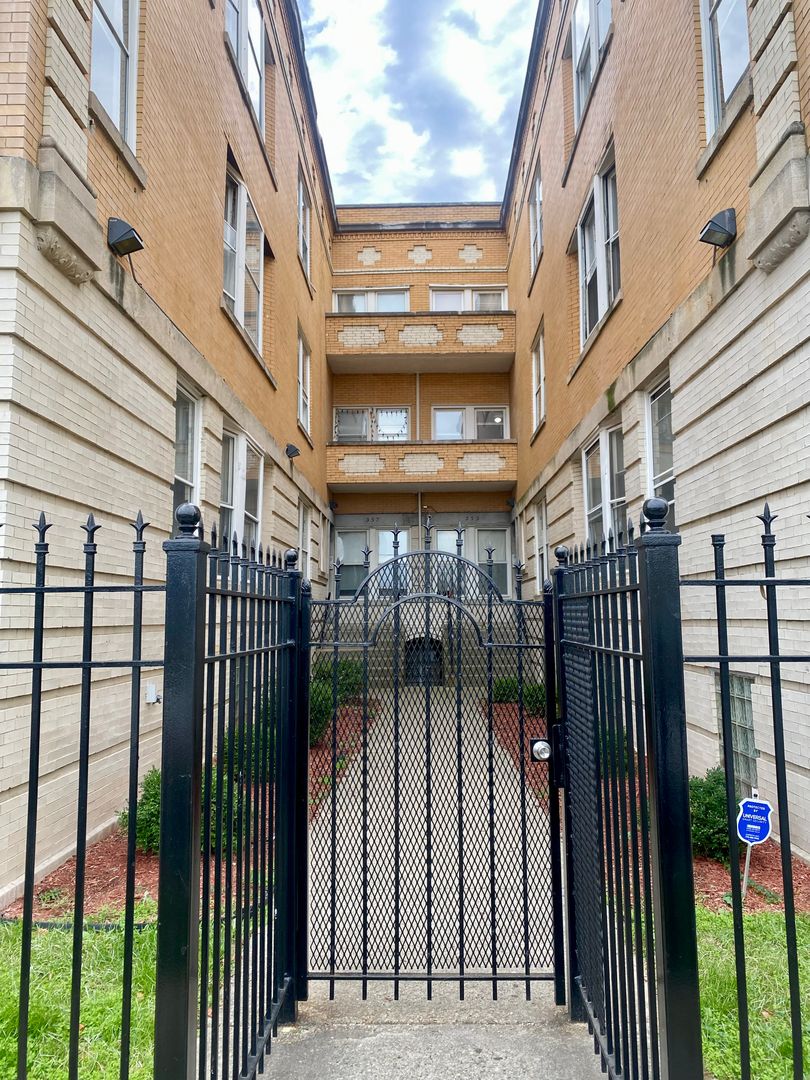 Chicago Apartment: 353-357 E 55th Place