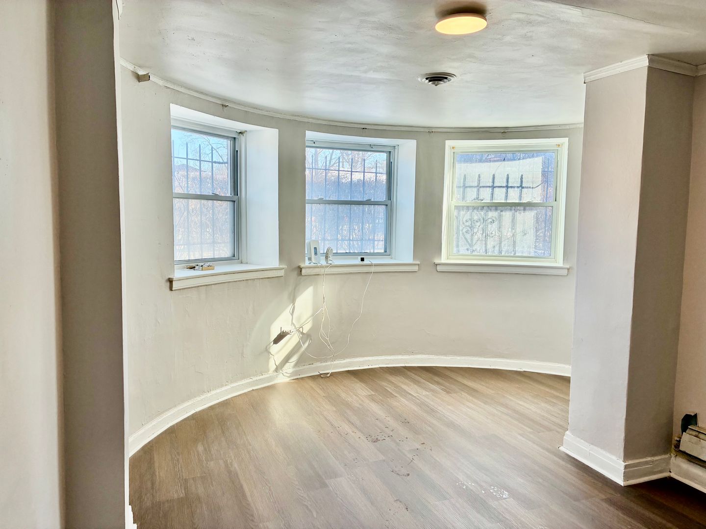 Chicago Apartment: 6900 S Jeffery Blvd