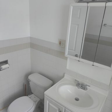Updated 1 Bedroom with Hardwood Floors & Stainless Steel Kitchen – photo 1