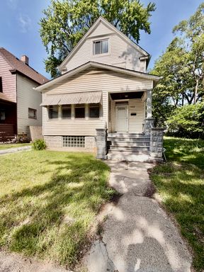 Spacious 4 Bedroom Single-Family Home with Private Backyard – photo 1