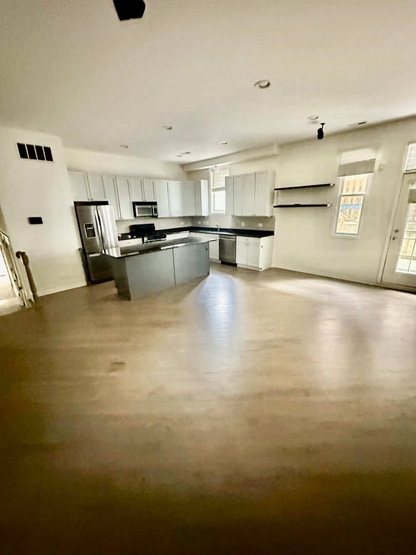 Chicago House: 1761 W Morse Ave
