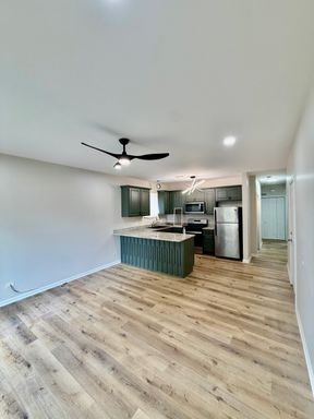 Spacious 3 Bedroom, 2 Bath with In-Unit Laundry, Central Air & Parking Available – photo 1