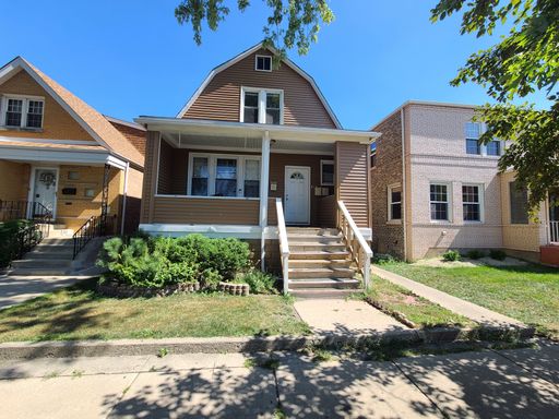 Top floor in West Lawn! Spacious with fenced-in yard, central air, in-unit laundry, more! – photo 1