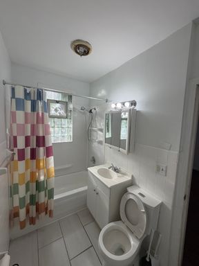 Updated 1 Bedroom with Hardwood Floors on Kenwood – photo 1