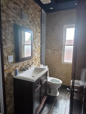 Beautifully updated 2-bedroom apartment – photo 1