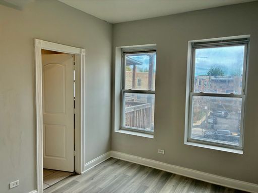 Updated 2 Bedroom / 2 Bath with In-Unit Laundry & Stainless Kitchen – photo 1