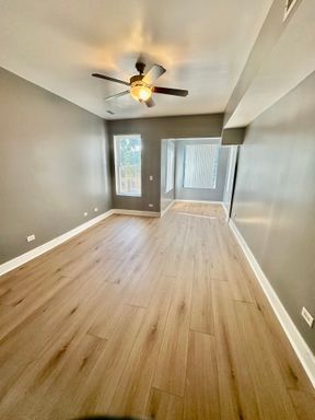 Top Floor 2 Bedroom with Sunroom, Stainless Steel Appliances & Great Natural Light – photo 1