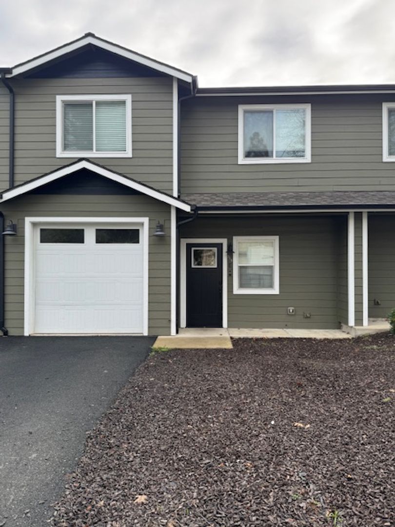 Rogue River Apartment: 315 Cedar St Unit E