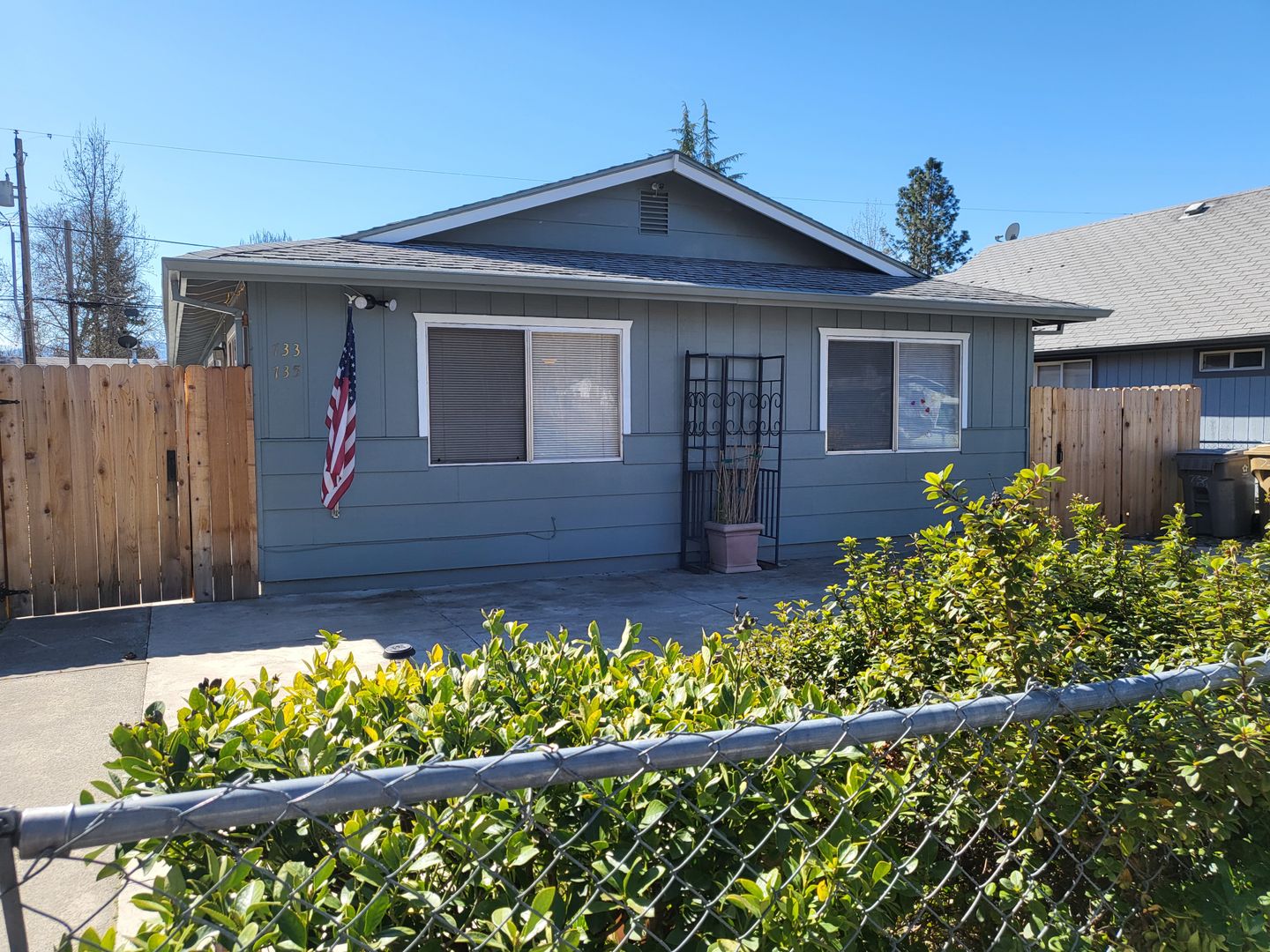 Grants Pass Apartment: 733/735 SW H St