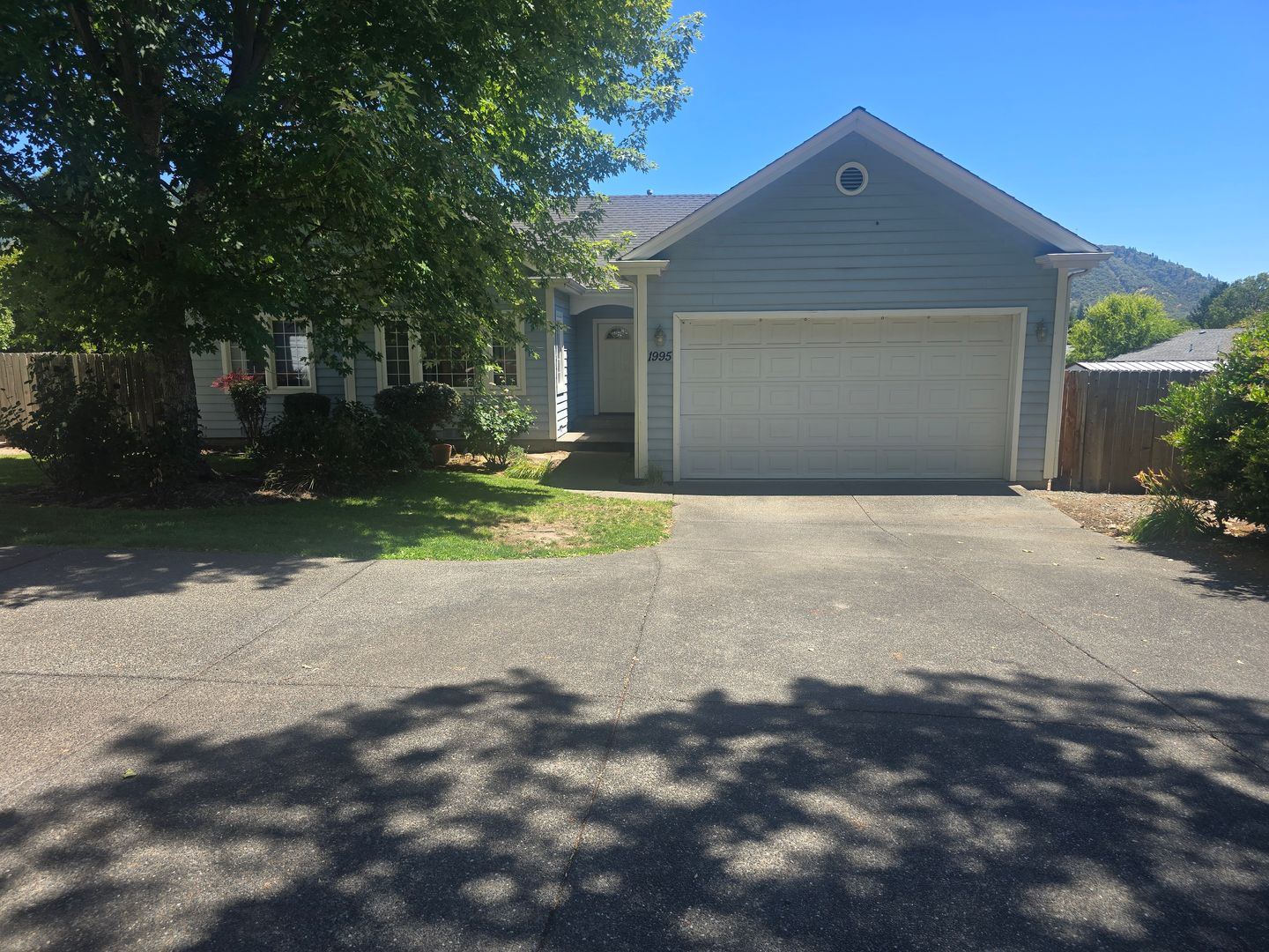 Grants Pass House: 1995 NW Highland