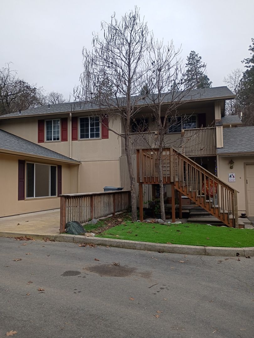Grants Pass Apartment: 1119 NW C St