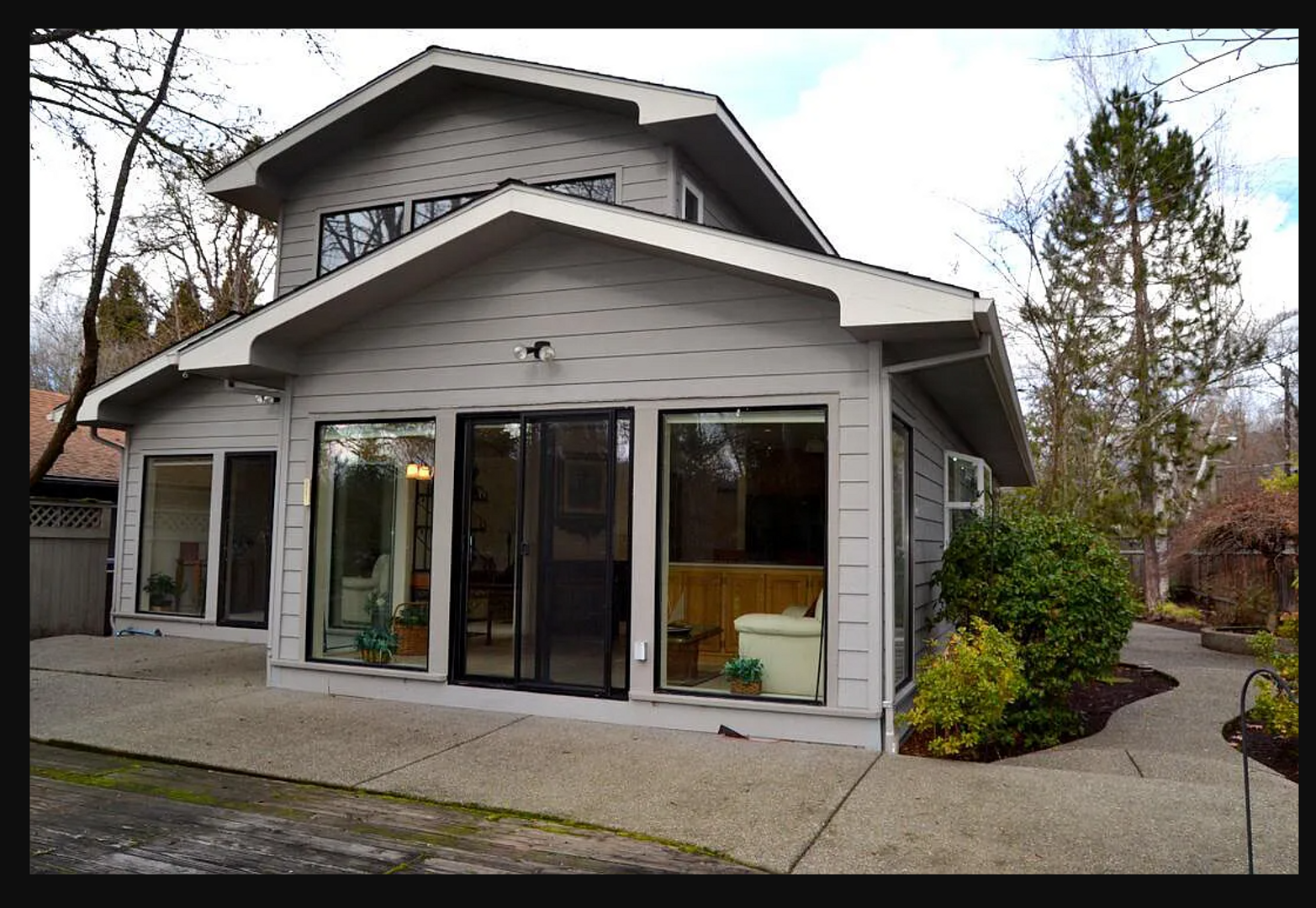 3 bed  bath fully furnished home on the Rogue River