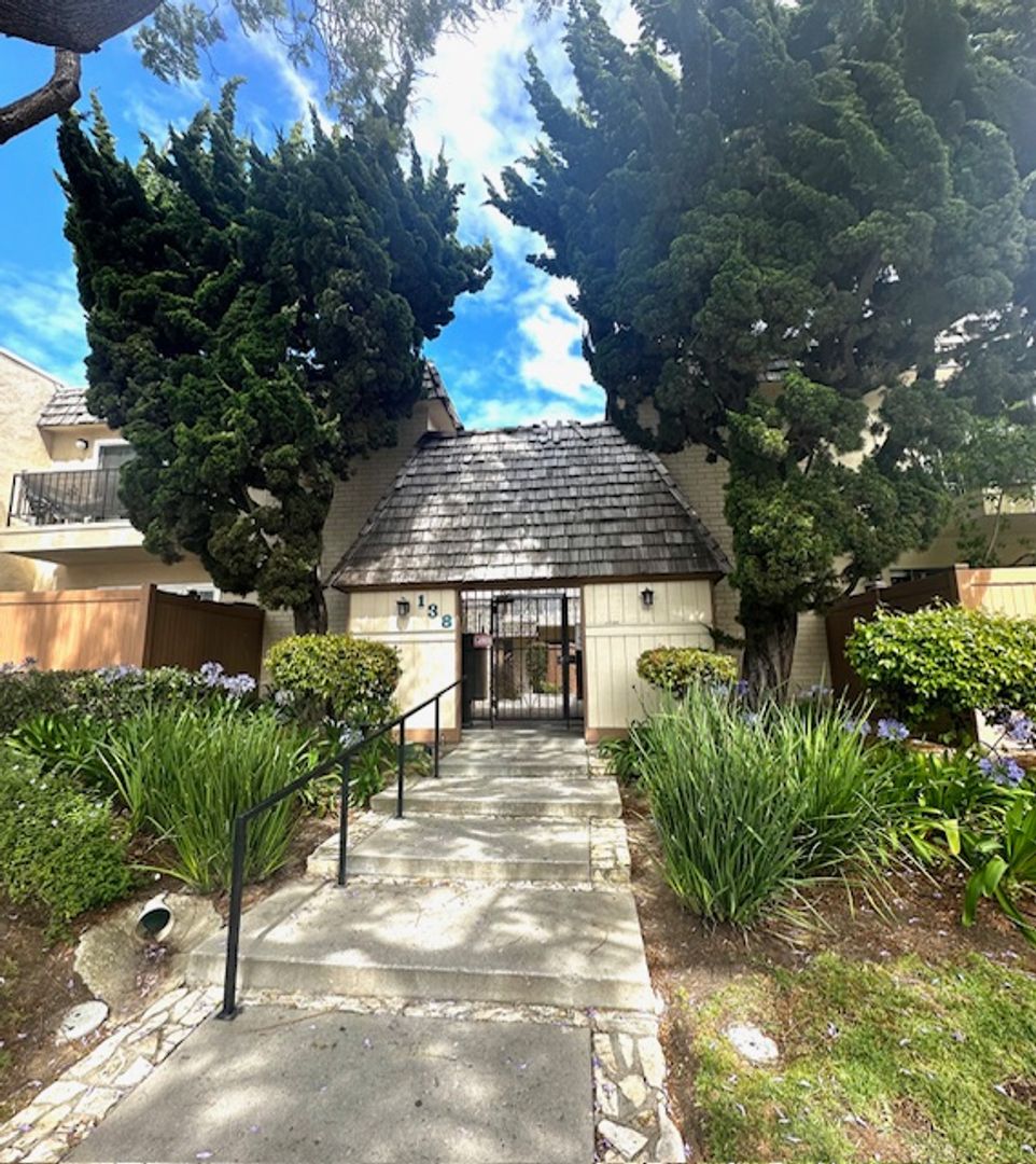 Ventura Condo: 138 S Bryn Mawr # 6