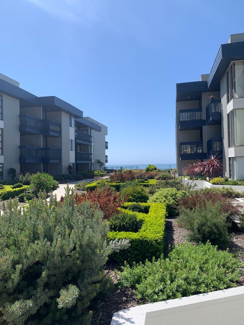 AT THE BEACH! 3 Bedroom + 2 Bathroom Condo, located on the boardwalk at the Ventura Pier!!