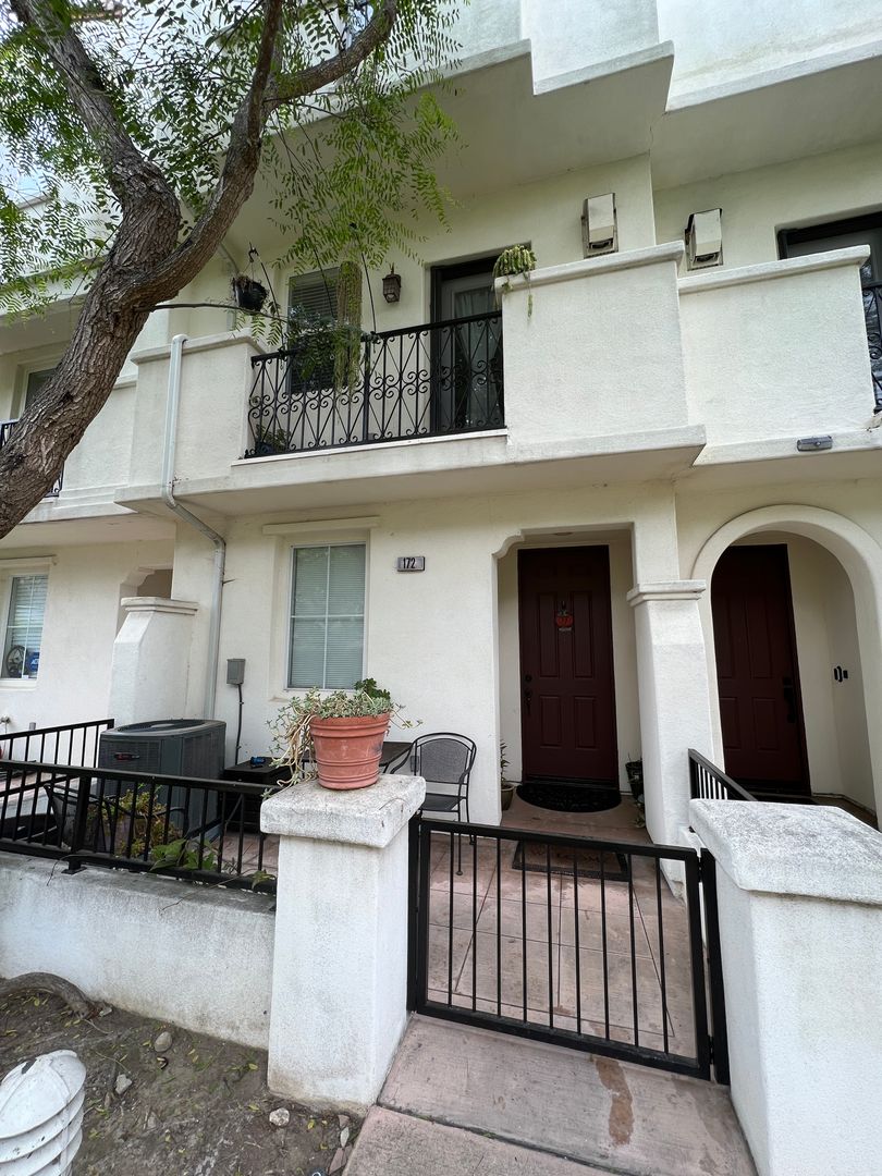 Ventura Townhome: 172 Beach Side Ct.