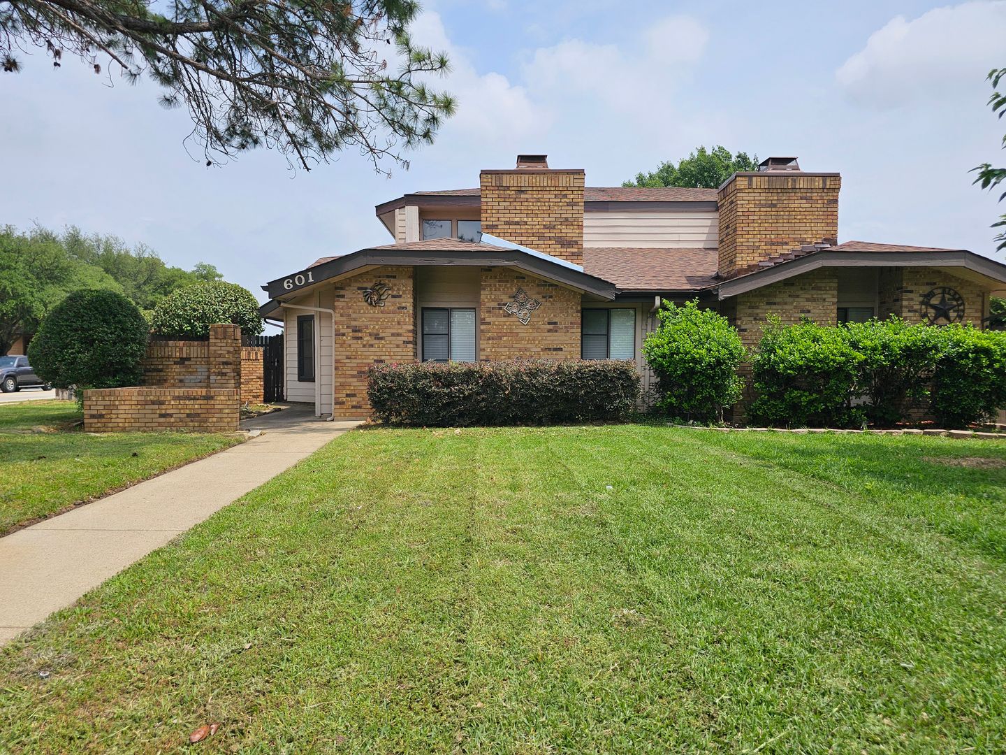 Lewisville House: 601 Harvest Hill St,