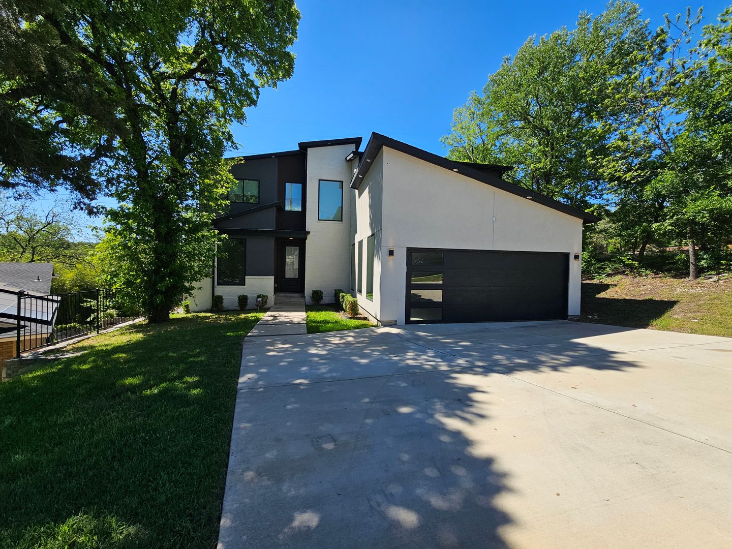 Dallas House: 2374 Southwood Dr