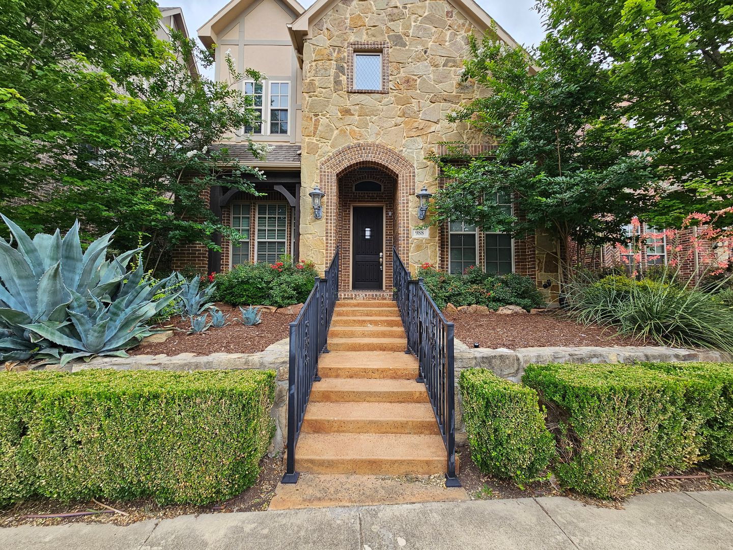 Dallas House: 988 Shadyside Lane