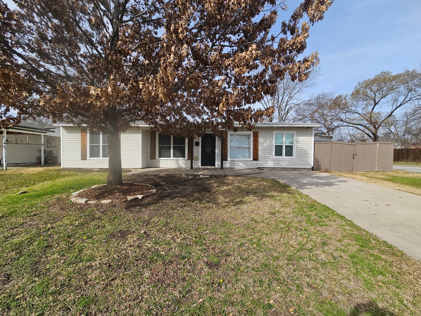 Grand Prairie House: 1002 Highland Dr