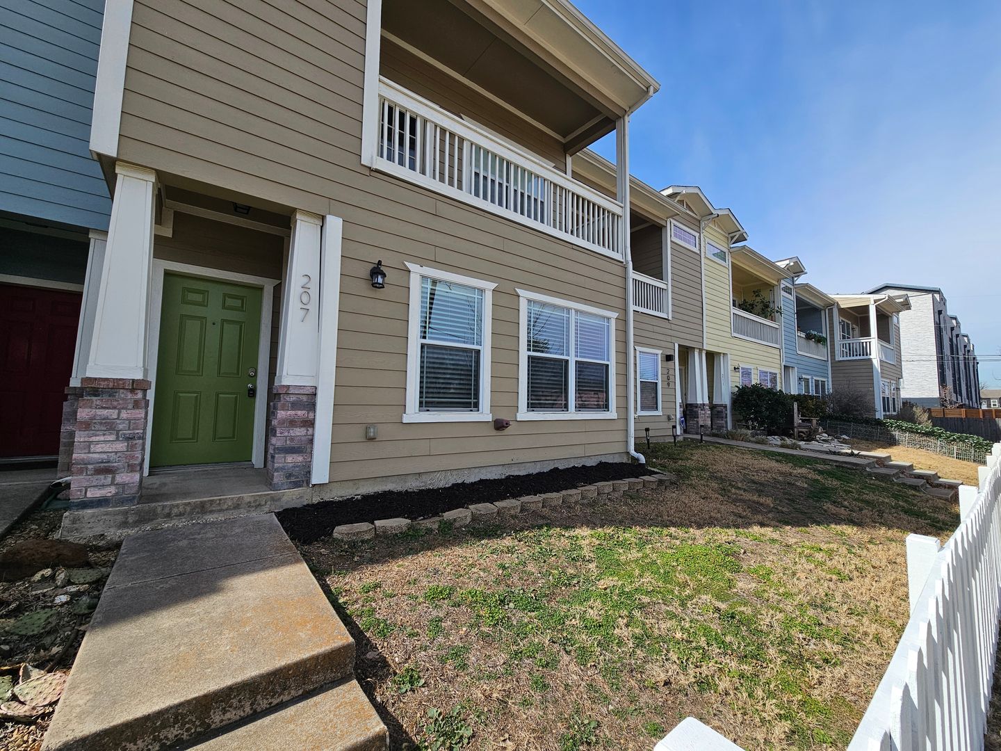 Dallas House: 207 Starr St