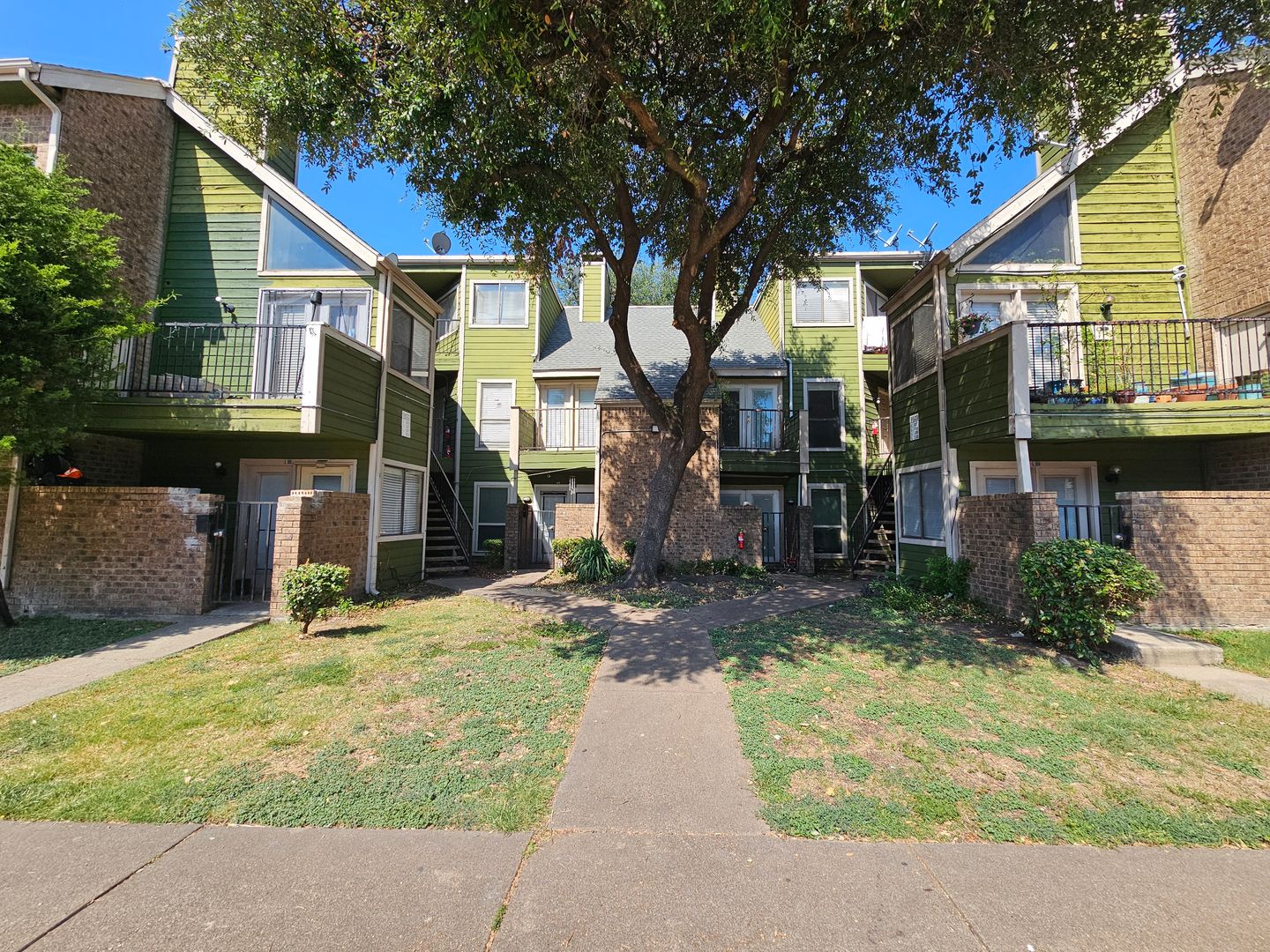 Dallas House: 9823 Walnut St Building L, Unit # 208