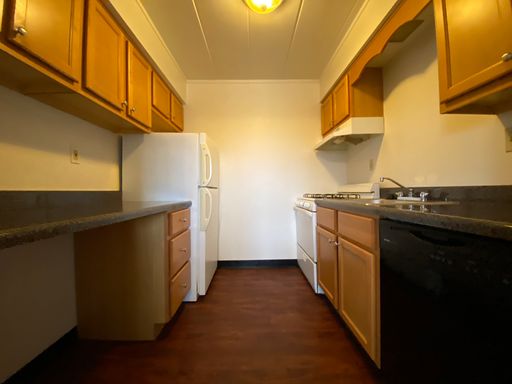 Spacious One Bedroom in Fantastic Plum Location! Equipped Kitchen & Heat Included! Call Today! – photo 1