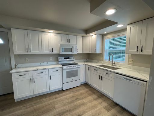 3 bed 2 bath newly remodeled single family home near downtown! – photo 1