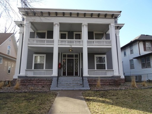 Phillips Ave historic spacious 2 bed 1 bath Apt! 1 block to downtown! – photo 1