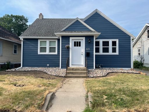 One block from USF! Huge home with 4 bedrooms! Fenced in yard – photo 1