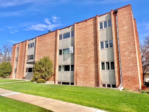 55+ Living! Spacious Third Floor North East Facing Apartment in a Well-Maintained Quiet Building! Elevator and Garage Included! – photo 1
