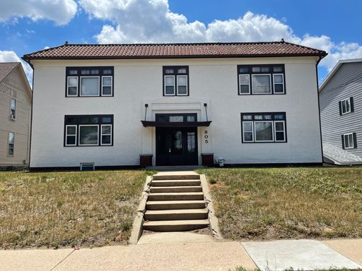1 bed 1 bath spacious apartment located close to downtown! Large kitchen!