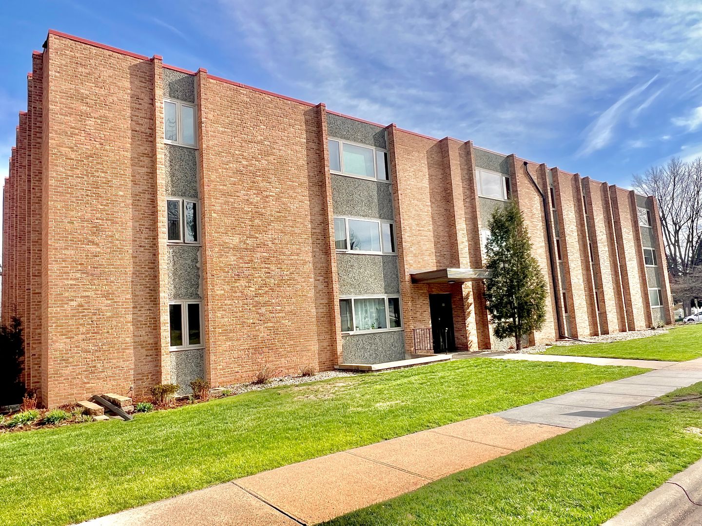 Sioux Falls Apartment: 100 W 17th Street