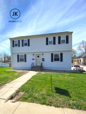 Large 2 bed 1 bath apartment! Large master bedroom! Detached Garage Included! – photo 1