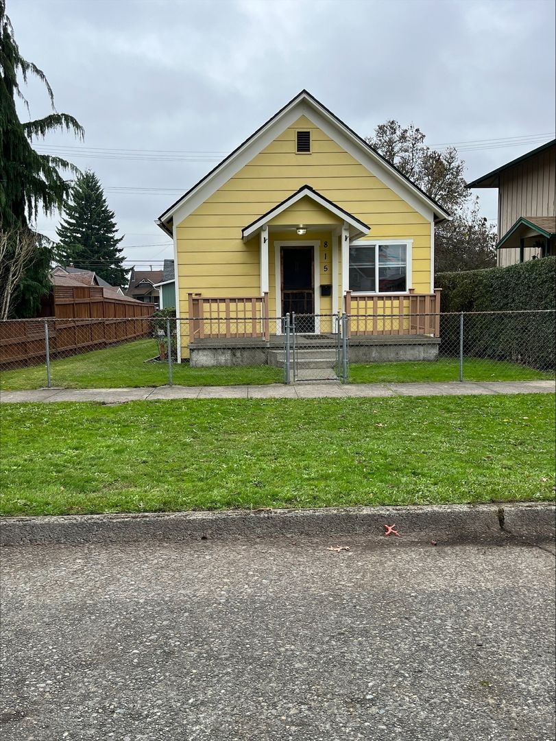 Centralia House: 815 E St.