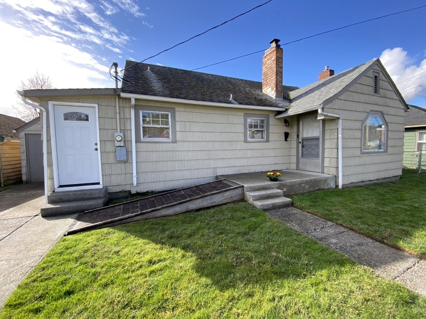 Chehalis House: 73 SW Saunders Way