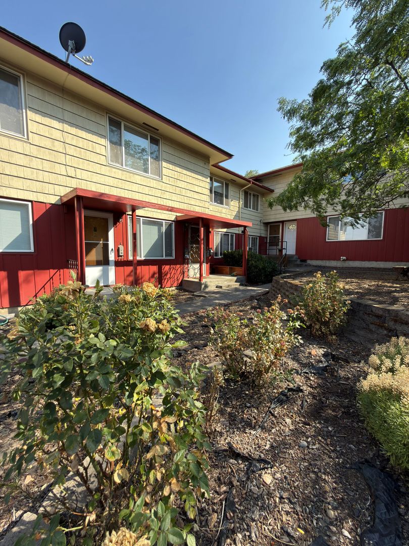 The Dalles Apartment: 300 W. 4th